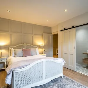  Apartment The Retreat At Dukes Townhouse