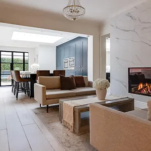 https://luxury-georgian-townhouse-with-cinema-and-parking.hotelsin-chester.com