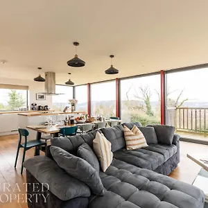 https://stunning-5-bedroom-home-with-garden-panoramic-views.tophotelsbath.com